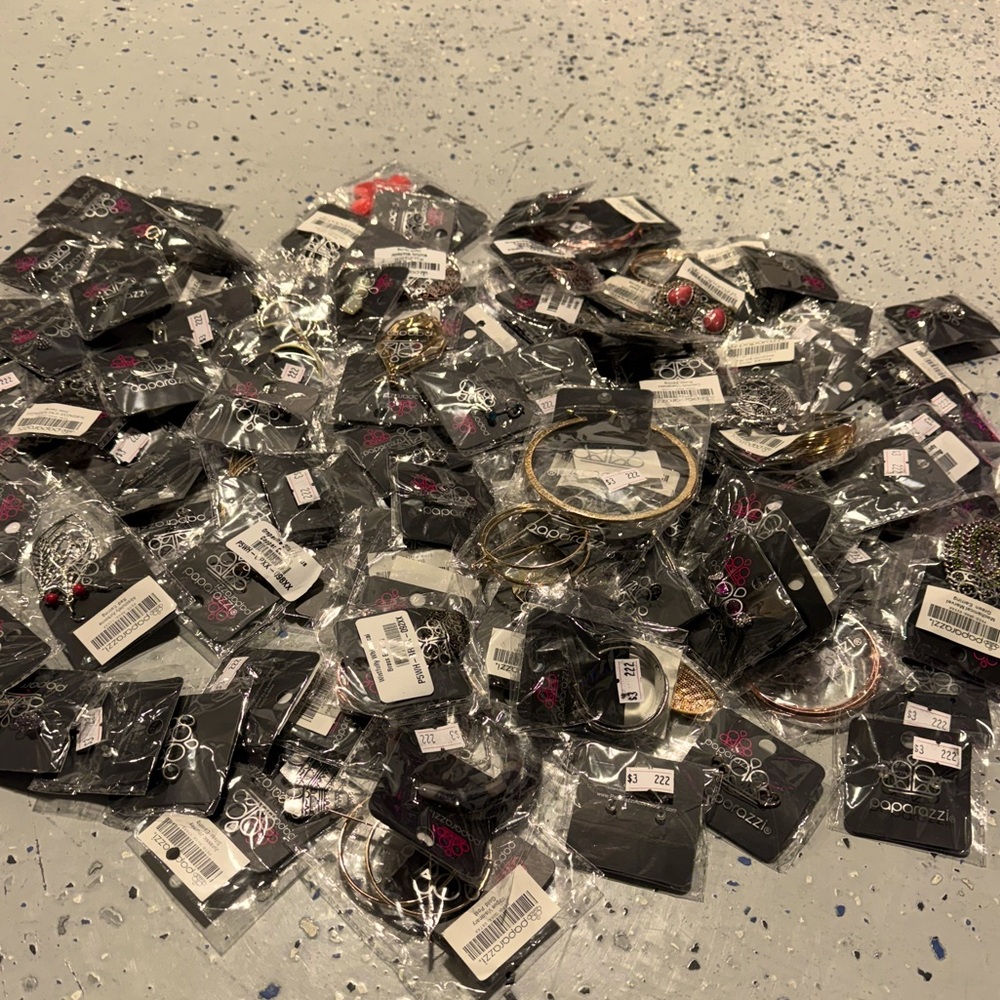 PAPARAZZI: EARRINGS HUGE LOT